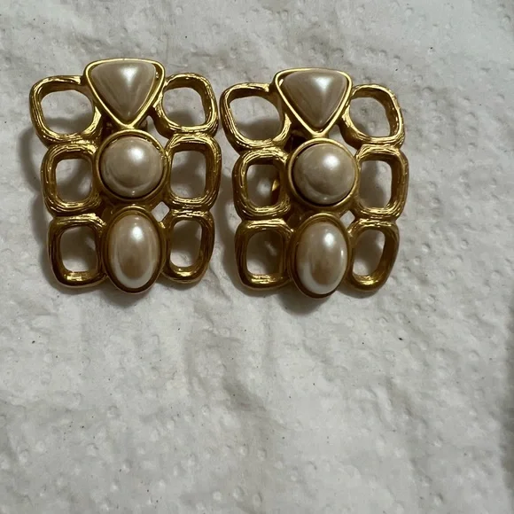 Avon beautiful gold tone set of earring and bracelet - Picture 5 of 7